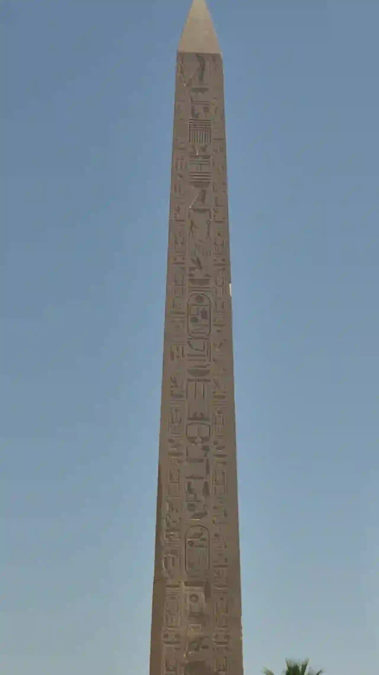 Obelisk na tle bezchmurnego nieba, kadr z mojego wyjazdu